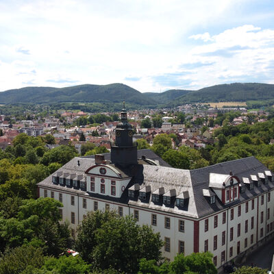 Bild vergrößern: Luftaufnahme Schloss mit Blick auf Saalfeld - Foto: Arne Nowacki