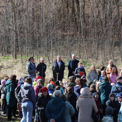 Bild vergr&ouml;&szlig;ern: Baumpflanzaktion mit Marco-Polo-Grundschule.