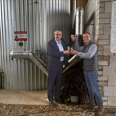 Bild vergrößern: Freigabe der Nahwärmeleitung mit Landrat Marko Wolfram und einer weiteren Person.