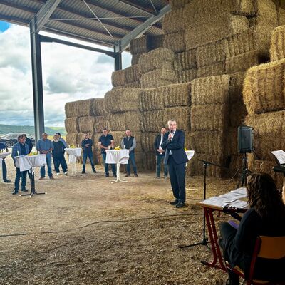 Bild vergrößern: Eröffnung der Nahwärmeleitung mit Landrat Marko Wolfram