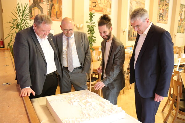 Landrat Marko Wolfram, Architekt Christian Xyländer, Geschäftsführer Dr. med. Thomas Krönert und Saalfelds Bürgermeister Dr. med. Steffen Kania sind hier am 3D-Modell zu sehen, nachdem sie zahlreiche Fragen der Interessierten beantwortet hatten.