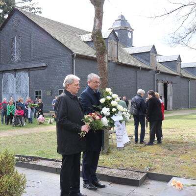 Bild vergr&ouml;&szlig;ern: PM 103 Landräte Löffler und Wolfram bei Kranzniederlegung