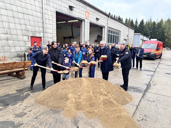 Landrat Marko Wolfram beim Spatenstich in Lehesten