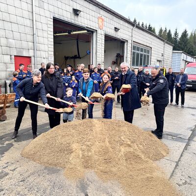 Landrat Marko Wolfram beim Spatenstich in Lehesten