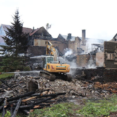 Bild vergr&ouml;&szlig;ern: Bagger bei Aufräumarbeiten in Drognitz