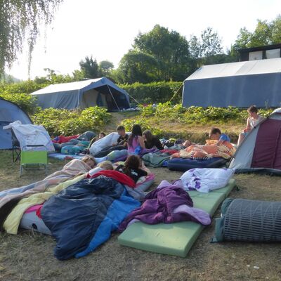 Kinder und Jugendliche am Zeltplatz Hopfenmühle in Drognitz. 