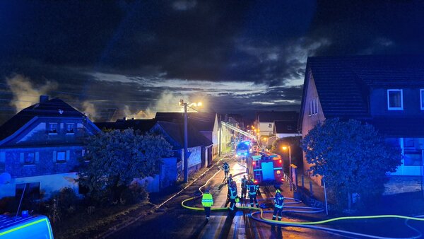 Drognitz in der Nacht des Brandes in Blaulicht getaucht