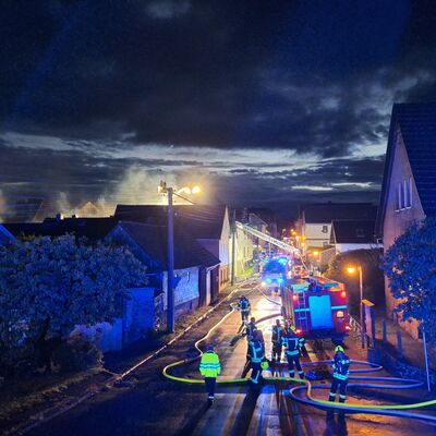 Bild vergr&ouml;&szlig;ern: Drognitz in der Nacht des Brandes in Blaulicht getaucht