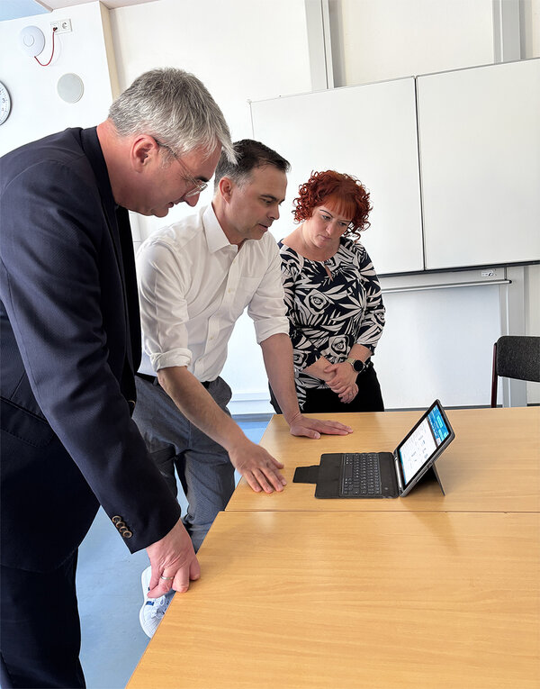 Bild vergr&ouml;&szlig;ern: Landrat Marko Wolfram (vorn) und Schulverwaltungsamtsleiterin Claudia Langer lassen sich von Lehrer Christian Frenzel das digitale Arbeiten in der Schule zeigen.