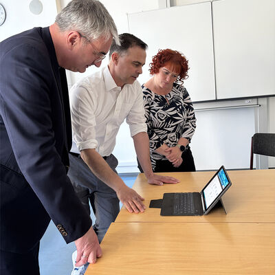 Landrat Marko Wolfram (vorn) und Schulverwaltungsamtsleiterin Claudia Langer lassen sich von Lehrer Christian Frenzel das digitale Arbeiten in der Schule zeigen.