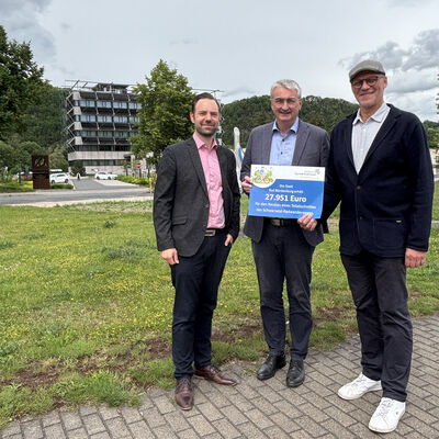 Landrat Marko Wolfram übergab die Fördermittel an Bürgermeister Thomas Schubert (re.)