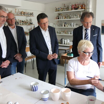Am Dienstag, 16. Juni, besuchte Wirtschaftsstaatssekretär Mario Suckert gemeinsam mit Landtagsmitglied Maik Kowalleck, Landrat Marko Wolfram und Bürgermeister Marcel Kuhnen die traditionsreiche Porzellanmanufaktur Wagner und Apel in Lippelsdorf. 