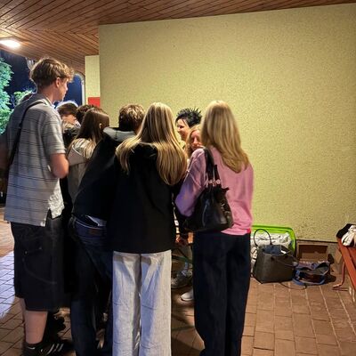 Bild vergr&ouml;&szlig;ern: 2026 PM 188 Besucher am Stand