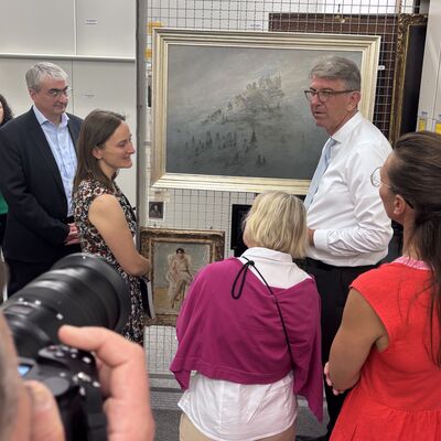 Kulturstaatsminister besichtigt das berühmte Gemälde von Caspar David Friedrich "Morgennebel im Gebirge"