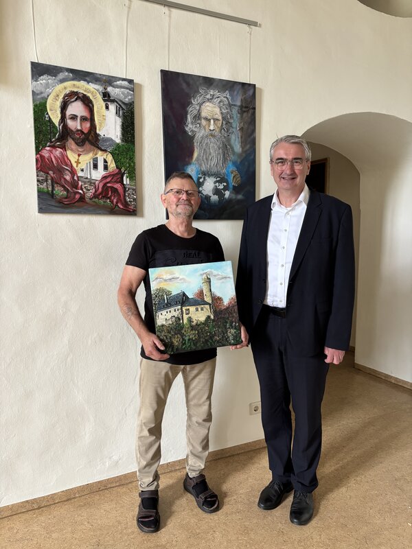 Bild vergr&ouml;&szlig;ern: Hans-Joachim Hauke und Landrat Marko Wolfram in der Ausstellung im Saalfelder Schloss.