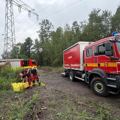 Bild vergr&ouml;&szlig;ern: Kameraden der Feuerwehr Oberweißbach mit Gerätewagen-Logistik.