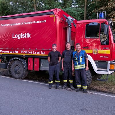 Kameraden der Feuerwehr Probstzella mit Gerätewagen-Logistik.