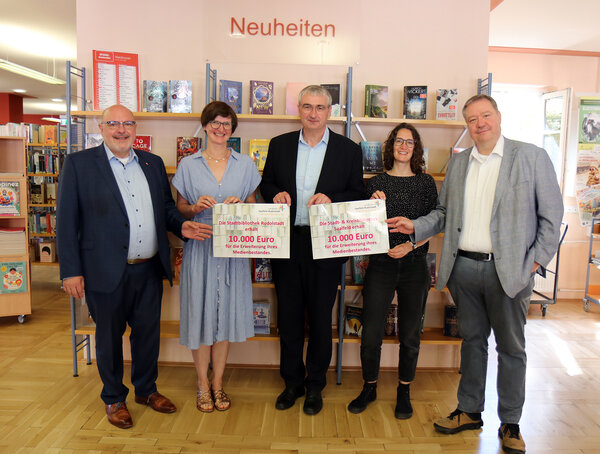 Bild vergr&ouml;&szlig;ern: Landrat Marko Wolfram (Mitte) übergibt Bibliotheksfördermittel
