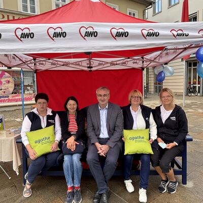 Landrat Marko Wolfram mit einer Besucherin auf der Plauderbank