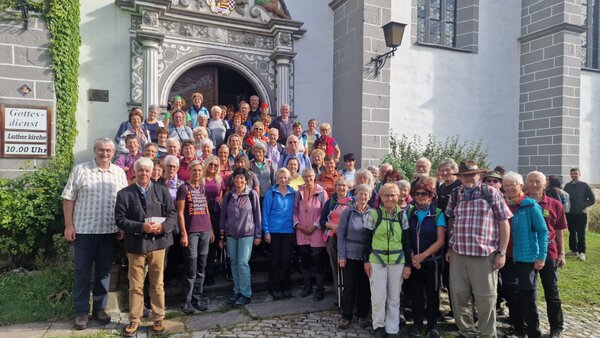 Das Gruppenbild zeigt die Teilnehmerinnen und Teilnehmer der 7. Lutherwanderung vor der Stadtkirche Rudolstadt. (Foto: Doreen Kühnemund)
