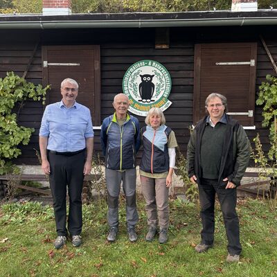 Am 5. Oktober 2026 würdigten Landrat Marko Wolfram und Gerald Slotosch, Geschäftsführer des Naturparks Thüringer Wald, das langjährige Engagement des Ehepaars Richter. 