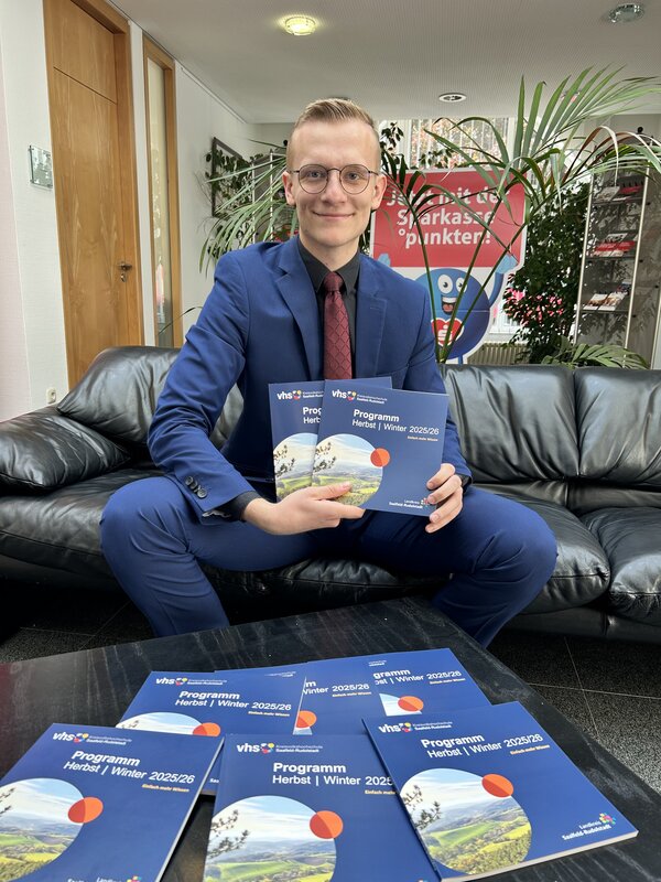 Bild vergr&ouml;&szlig;ern: Auch in den Geschäftsstellen der Kreissparkasse Saalfeld-Rudolstadt liegt seit wenigen Tagen das neues VHS-Programm für das Herbstsemester aus, das auf diesem Foto Leon Gau in der Filiale in Bad Blankenburg präsentiert. Foto: Annett Neubert