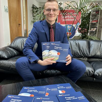 Auch in den Geschäftsstellen der Kreissparkasse Saalfeld-Rudolstadt liegt seit wenigen Tagen das neues VHS-Programm für das Herbstsemester aus, das auf diesem Foto Leon Gau in der Filiale in Bad Blankenburg präsentiert. Foto: Annett Neubert