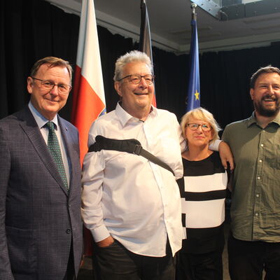 Bild vergr&ouml;&szlig;ern: Jens Henkel erhält das Bundesverdienstkreuz. Mit im Bild Ministerpräsident Bodo Ramelow und Henkels Ehefrau Renate.