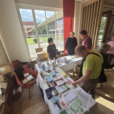 Bild vergrößern: Infomationsauswahl am Stand des Gesundheitsamtes