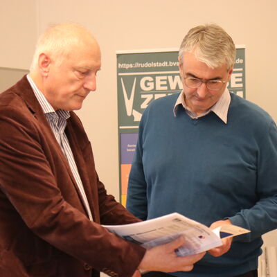 Bild vergrößern: Im Gespräch