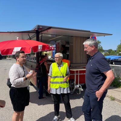 Bild vergr&ouml;&szlig;ern: Foto: Landrat im Gespräch - vlnr: Tarek Bannoura, Geschäftsstellenleiter der EVG Erfurt, Renate Sternatz, stellv. Bezirksvorsitzende des DGB Bezirk Hessen-Thüringen und Landrat Marko Wolfram.