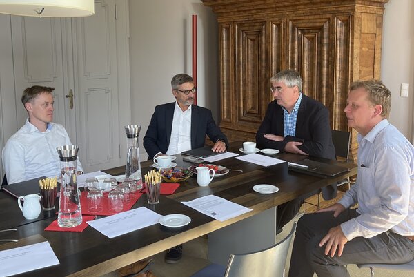 Staatssekretär Götze besucht Landratsamt. Vlnr: Rolf-Henryk Thalmann, Staatssekretär Udo Götze, Landrat Marko Wolfram, Christoph Majewski