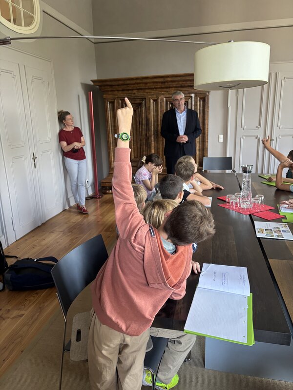 Bild vergr&ouml;&szlig;ern: Schüler der 4. Klasse der Grundschule Uhlstädt besuchten Landrat Marko Wolfram im Saalfelder Schloss. Foto: Franziska Ehms
