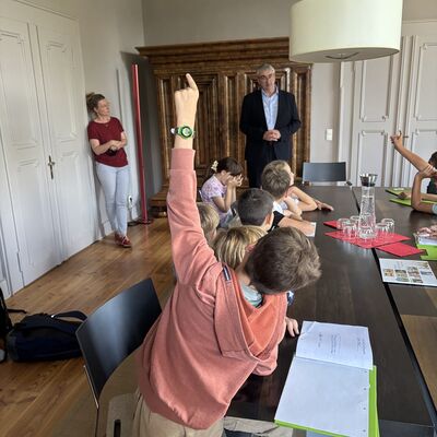 Schüler der 4. Klasse der Grundschule Uhlstädt besuchten Landrat Marko Wolfram im Saalfelder Schloss. Foto: Franziska Ehms