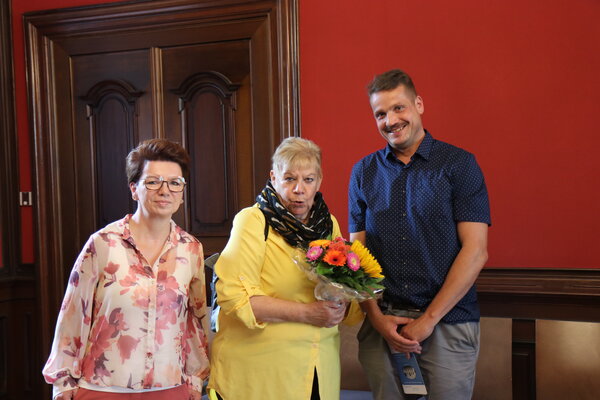 Personen im Foto von links nach rechts: Doreen Woytinas, Ehrenamtsbeauftragte des Landkreises, Monika Brühl, der Thüringer-Engagement-Botschafterin 2025, Michael Marbach, Koordinator der Freiwilligenagentur Vielfalt. 