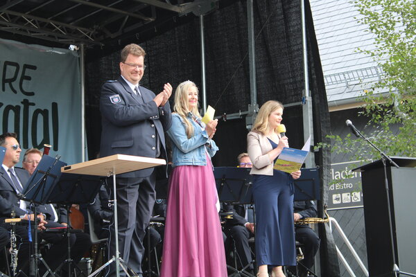 Bei der Eröffnung mit dem Polizeiorchester Thüringen: Bergbahnkönigin Sylvia und die Chefin der OBS, Sandra Diaz Illanes
