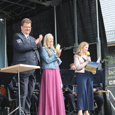 Bild vergr&ouml;&szlig;ern: Bei der Eröffnung mit dem Polizeiorchester Thüringen: Bergbahnkönigin Sylvia und die Chefin der OBS, Sandra Diaz Illanes