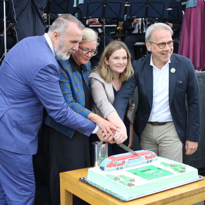 Bild vergr&ouml;&szlig;ern: Anschnitt der Schwarzatalbahn-Geburtstagstorte, v.l. Schirmherr Infrastrukturminister Steffen Schütz, Cornelia Würtz von der Geschäftsführung der DB Regio Netze, Schwarzatalbahnchefin Sandra Diaz Illanes und Innenminister Georg Maier.