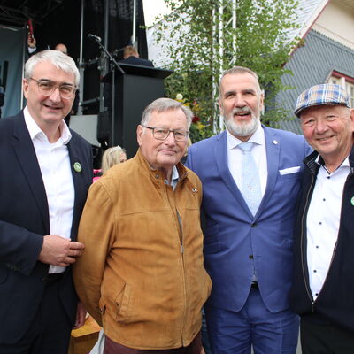 Bild vergr&ouml;&szlig;ern: Landrat Marko Wolfram mit dem Autor des RHH-Heimathefte-Artikels zur Schwarzatalbahn, Dr. Peter Lange, Infrastrukturminister Steffen Schütz und dem langjährigen OBS-Chef Peter Möller