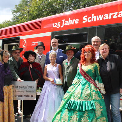 Bild vergr&ouml;&szlig;ern: Zugankunft in Katzhütte: Die Schwarzatalfreunde mit Fürst Günther Viktor und Gefolge, Minister Schütz, Landrat Wolfram und Bürgermeisterin Ramona Geyer