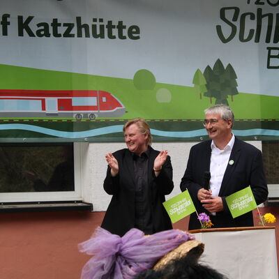 Bild vergr&ouml;&szlig;ern: Beim Bahnhofsfest in Katzhütte: Bürgermeisterin Ramona Geyer und Landrat Wolfram