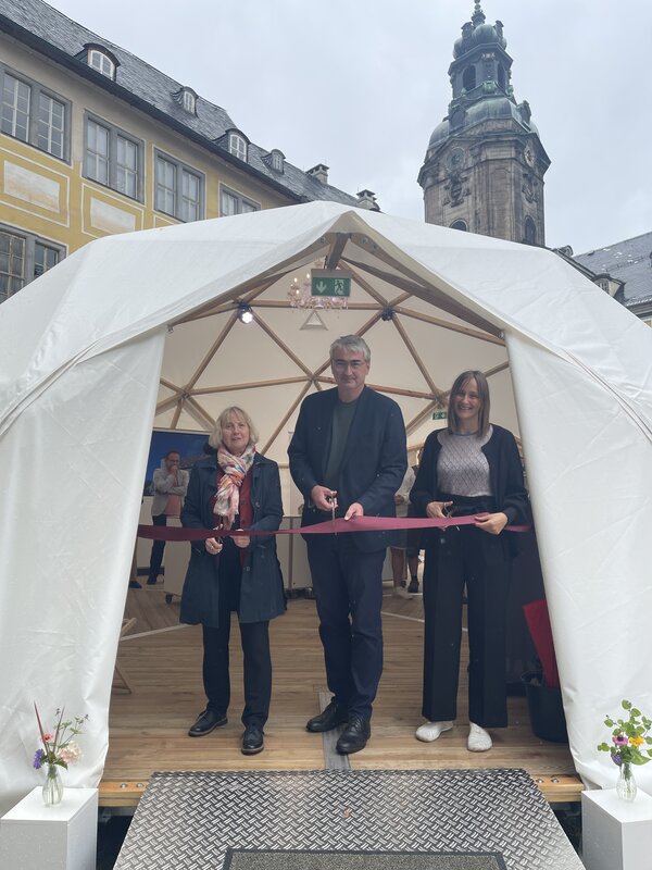 Bild vergr&ouml;&szlig;ern: Zerschneiden des Bandes. Von links nach rechts: STSG-Direktorin Dr. Doris Fischer , Landrat Marko Wolfram, Sabrina Lüderitz, Direktorin des Thür. Landesmuseum Heidecksburg.
