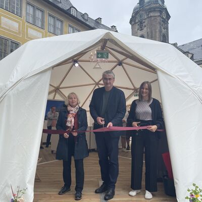 Zerschneiden des Bandes. Von links nach rechts: STSG-Direktorin Dr. Doris Fischer , Landrat Marko Wolfram, Sabrina Lüderitz, Direktorin des Thür. Landesmuseum Heidecksburg. 