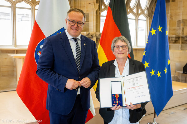 Ministerpräsident Mario Voigt überreicht Bundesverdienstorden an verdiente Bürgerinnen und Bürger im Collegium Maius in Erfurt (Michaelisstraße 39) an Alexandra Graul aus Saalfeld/Saale. Foto: Christian Fischer