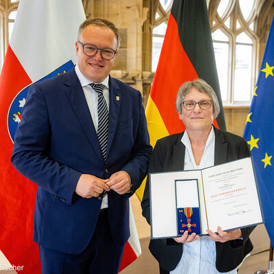 Bild vergr&ouml;&szlig;ern: Ministerpräsident Mario Voigt überreicht Bundesverdienstorden an verdiente Bürgerinnen und Bürger im Collegium Maius in Erfurt (Michaelisstraße 39) an Alexandra Graul aus Saalfeld/Saale. Foto: Christian Fischer