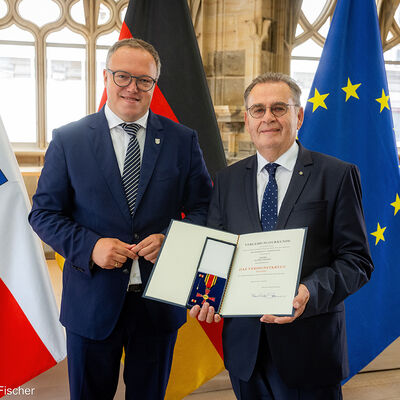 Bild vergr&ouml;&szlig;ern: Ministerpräsident Mario Voigt überreicht Bundesverdienstorden an verdiente Bürgerinnen und Bürger im Collegium Maius in Erfurt (Michaelisstraße 39) an Alfred Weber. Foto: Christian Fischer