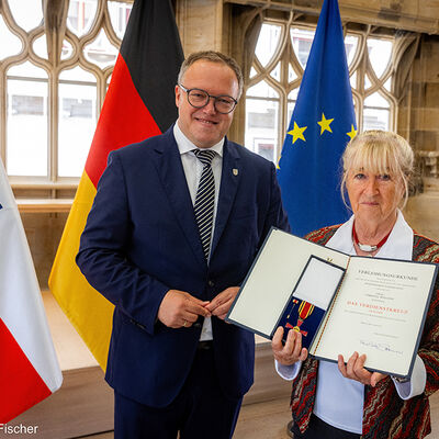 Bild vergr&ouml;&szlig;ern: Ministerpräsident Mario Voigt überreicht Bundesverdienstorden an verdiente Bürgerinnen und Bürger im Collegium Maius in Erfurt (Michaelisstraße 39) an Christel Wiegand. Foto: Christian Fischer