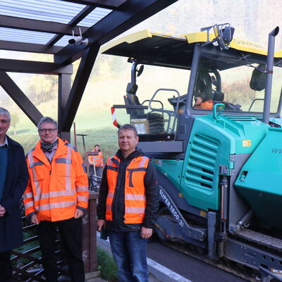 Bild vergrößern: PM 2025 290 Vor der Baumaschine