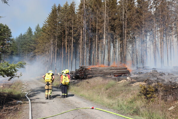 Brennender Holzstapel bei Gösselsdorf.