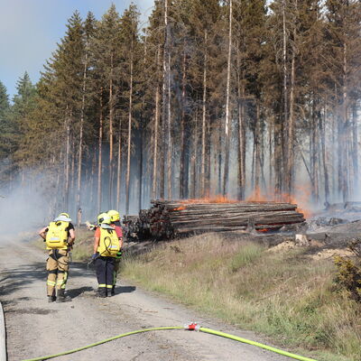 Bild vergr&ouml;&szlig;ern: Brennender Holzstapel bei Gösselsdorf.